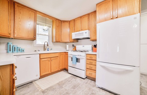 Jackson House | Coastal Comfort at The Salty Nest: Pet-Friendly with King Bed & Fast WiFi!