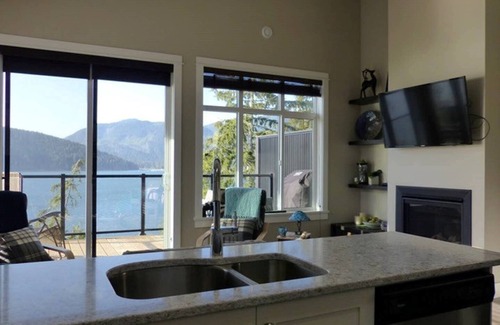 Port Renfrew House | Coastal Comfort (Oceanfront - Amazing Views) H037871054