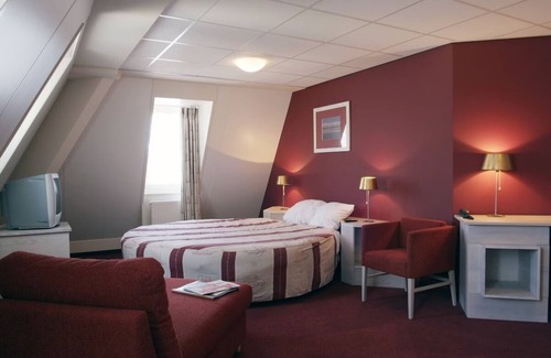 De Koog Hotel | Coastal Comfort: Sauna & Steam Room Near Beach! Free Breakfast