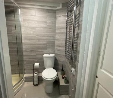 Margate Cabin | Coastal Comfort Seaside Cabin with Spacious Garden