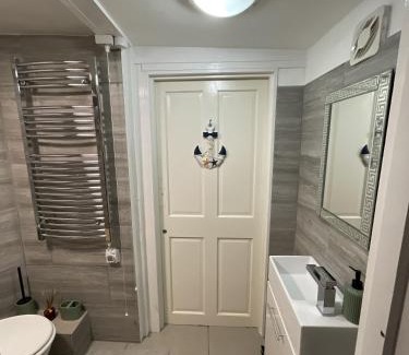 Margate Cabin | Coastal Comfort Seaside Cabin with Spacious Garden