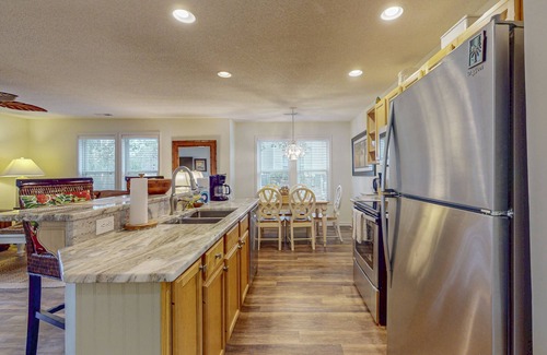 St. James Condo | Coastal Condo with golf course view and shared pool access