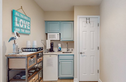 Calabash Apartment | Coastal Condo with outdoor pool and golf courses nearby
