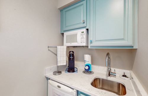 Calabash Apartment | Coastal Condo with outdoor pool and golf courses nearby