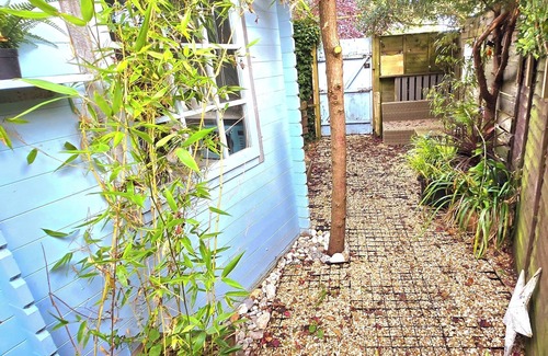 Felpham Cabin | Coastal Cosy Cabin with hot tub