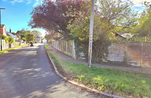 Felpham Cabin | Coastal Cosy Cabin with hot tub