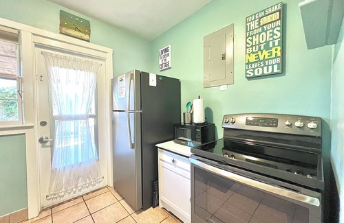 Cocoa Beach Cottage | Coastal Cottage 233 - Walk to Beach, King Bed