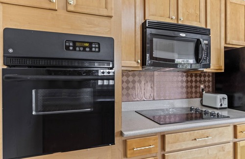 Jensen Beach House | Coastal Cottage 8 min Drive to Downtown & Beaches! Pet Friendly