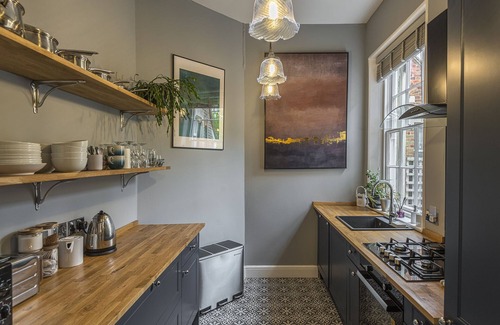 Ramsgate House | Coastal Cottage -Charming cottage moments from the sea