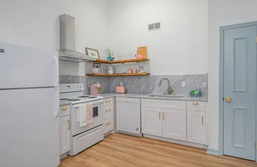 Savannah Cottage | Coastal Cottage - EV Charger In Private Garage!