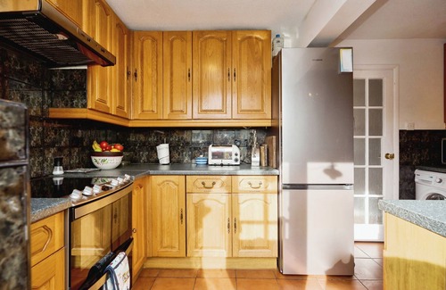 Bembridge House | Coastal Cottage is a charming, dog-friendly, 3-bedroom family bungalow