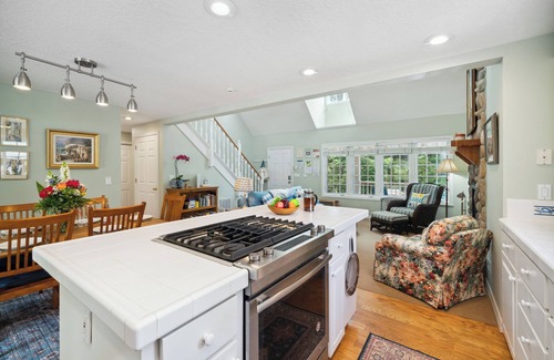 Neahkahnie Beach House | Coastal Cottage-Manzanita, OR-Fire pit, 3 blks to beach, Dogs welcome.