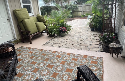 Mount Pleasant House | Coastal Cottage -One Level freshly updated - Bring 🐶- just min to beach & Downtn