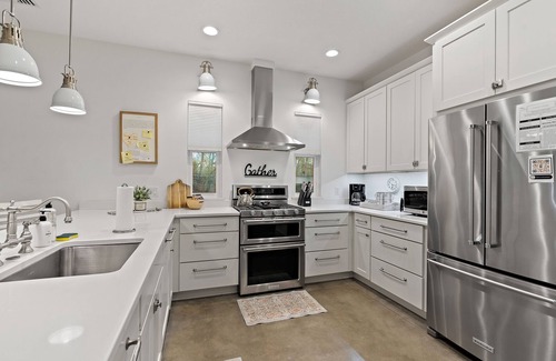 Pinecraft House | Coastal Cottage | Outdoor Oasis w/Fire Pit + Grill!