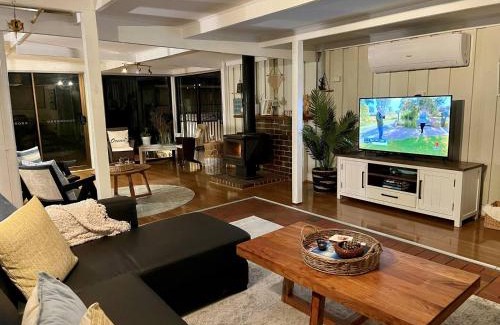 Kilcunda House | Coastal Country Retreat, Spa, fireplace, pet friendly, FREE WIFI wine & chocolates, Kilarney, 10 minutes to Phillip Island