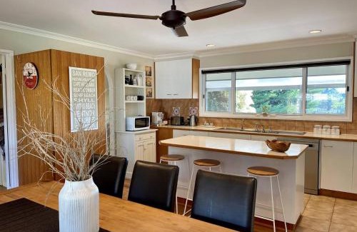 Kilcunda House | Coastal Country Retreat, Spa, fireplace, pet friendly, FREE WIFI wine & chocolates, Kilarney, 10 minutes to Phillip Island