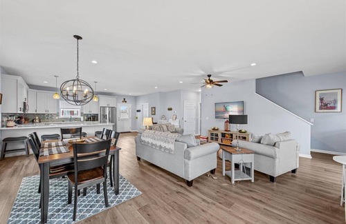 Captain's Cove House | Coastal Crab - Waterfront with incredible Amenities.