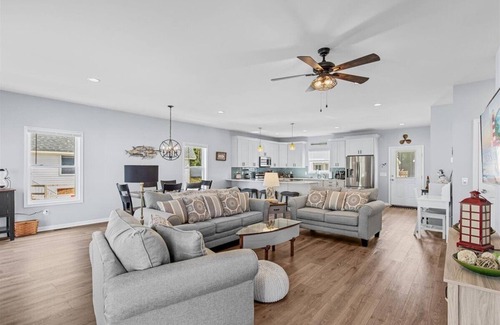 Captain's Cove House | Coastal Crab - Waterfront with incredible Amenities.