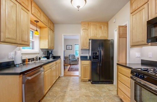 Rockaway Beach House | Coastal Craftsman with picture-perfect bay views - walk to Barview Jetty Beach