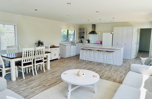 Waihi Beach House | Coastal Cutie, 150m to the Beach