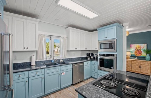 El Centro Beach House | Coastal Cutie: Bch Home 2Blks2Bch, BBQ, Outdoor Twinkle Lights, FREE Activities!