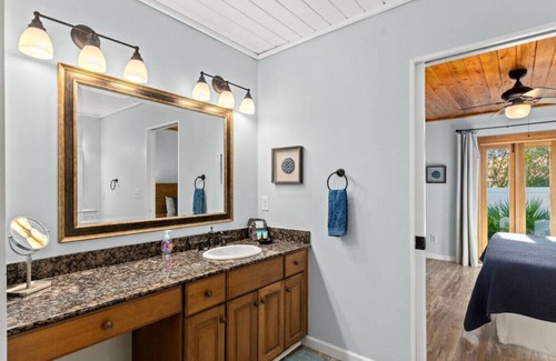 El Centro Beach House | Coastal Cutie: Bch Home 2Blks2Bch, BBQ, Outdoor Twinkle Lights, FREE Activities!