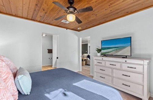 El Centro Beach House | Coastal Cutie: Bch Home 2Blks2Bch, BBQ, Outdoor Twinkle Lights, FREE Activities!