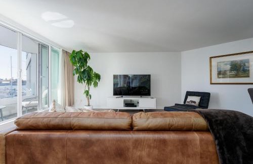 Inner Harbour Apartment | Coastal Duet - min 3-Day Stay Breathtaking Views with Work Desk by Victoria Prime!