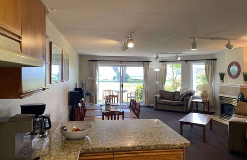 Regional District of Nanaimo House | Coastal Elements Oceanfront - 2BDRM - Full Kitchen