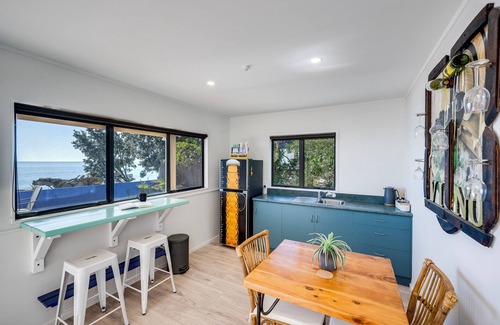 Te Awanga House | Coastal Embrace - Te Awanga Seaview Escape
