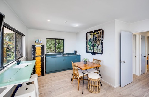 Te Awanga House | Coastal Embrace - Te Awanga Seaview Escape
