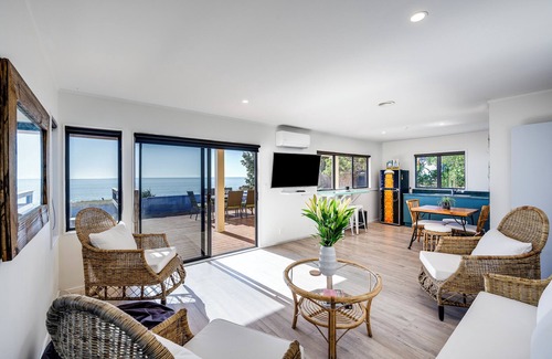 Te Awanga House | Coastal Embrace - Te Awanga Seaview Escape