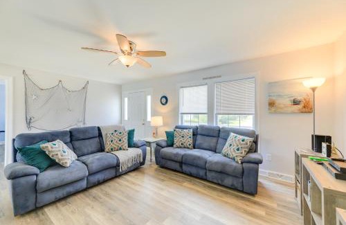 Emerald Isle House | Coastal Emerald Isle Retreat with Deck and Grill!