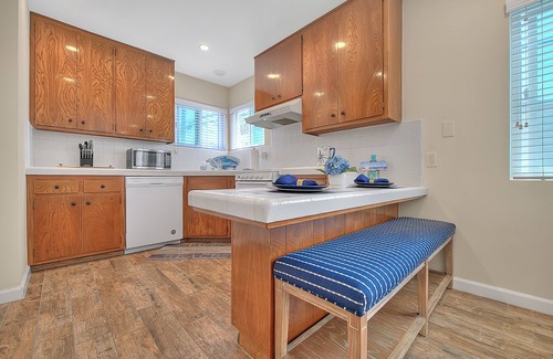 Peninsula Apartment | COASTAL ESCAPE! Cozy one-bedroom apartment with garage by the Beach