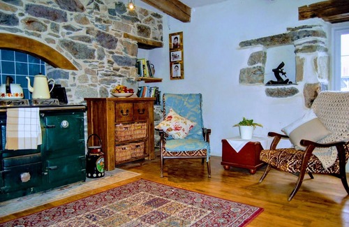 Plomodiern House | Coastal Farmhouse with heated pool and gardens 10 minutes from beaches