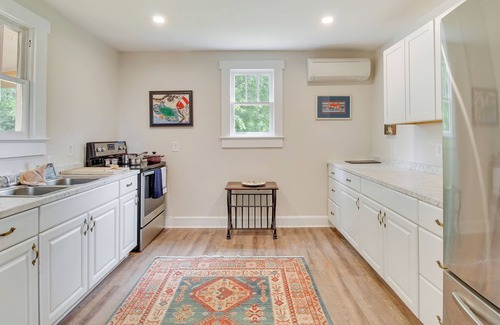 Issue Cottage | Coastal Getaway: 1 Mi to Colonial Beach Pier!