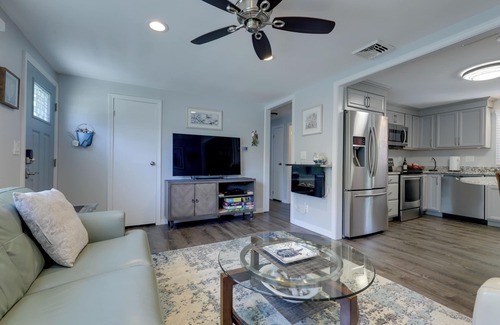 Niantic Cottage | Coastal Getaway w/Porch, 2 Mi to Niantic Beach!