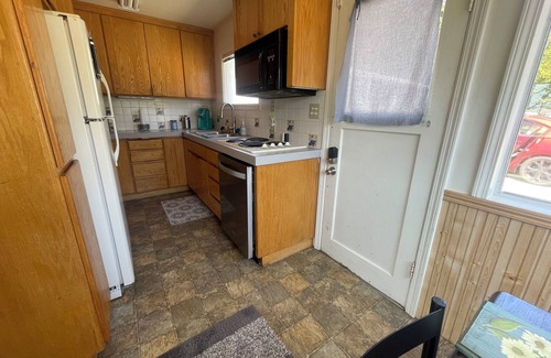 Coos Bay House | Coastal Getaway with beautiful Bay views, perfect for watching the sunset!