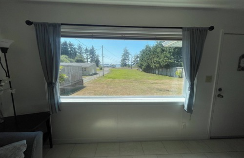 Coos Bay House | Coastal Getaway with beautiful Bay views, perfect for watching the sunset!