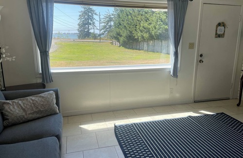 Coos Bay House | Coastal Getaway with beautiful Bay views, perfect for watching the sunset!