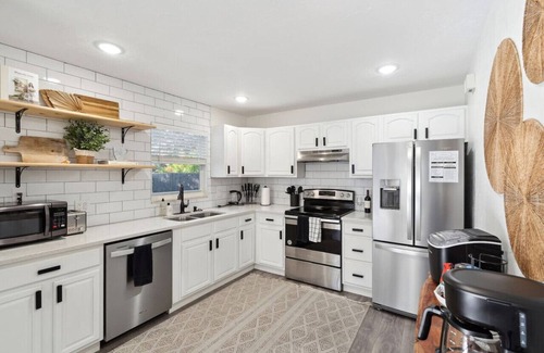 Alta Vista House | Coastal Getaway *With Bikes & NEW Saltwater Pool*