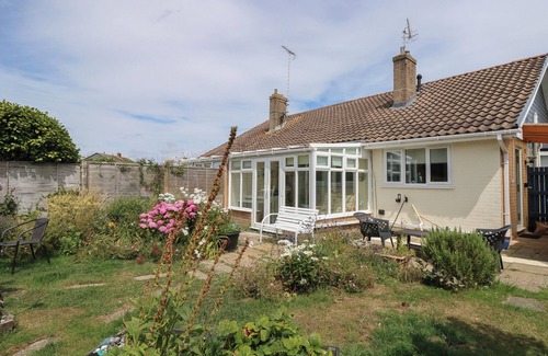 Felpham Cottage | COASTAL HAVEN, pet friendly, country holiday cottage in Felpham