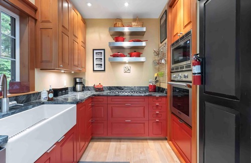 Tofino House | Coastal Haven-Steps from beach, Hot tub, Piano, BBQ