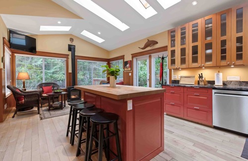 Tofino House | Coastal Haven-Steps from beach, Hot tub, Piano, BBQ