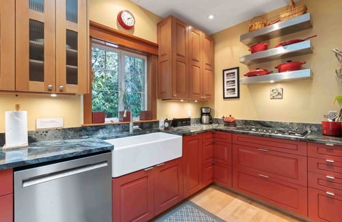 Tofino House | Coastal Haven-Steps from beach, Hot tub, Piano, BBQ