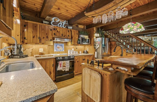 South Berwick House | Coastal Home- Heated Saltwater Pool, Hot Tub, Outdoor Kitchen!