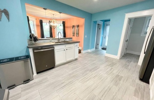Schenectady House | 🦀 ⚓ Coastal Inspired Home Away From Home 🏝