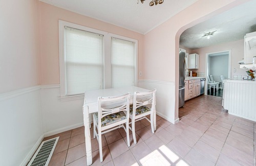 Euclid Cottage | Coastal Lake Erie Cottage w/Amazing Water Views!