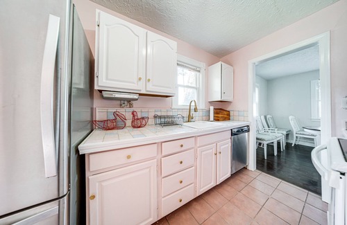 Euclid Cottage | Coastal Lake Erie Cottage w/Amazing Water Views!
