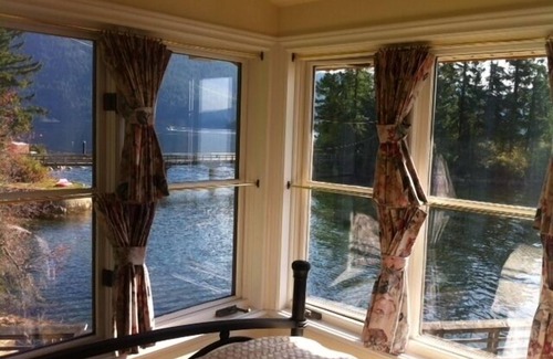 District of North Vancouver Apartment | Coastal lifestyle! Oceanfront apartment! Huge deck and dock 30 min to downtown.